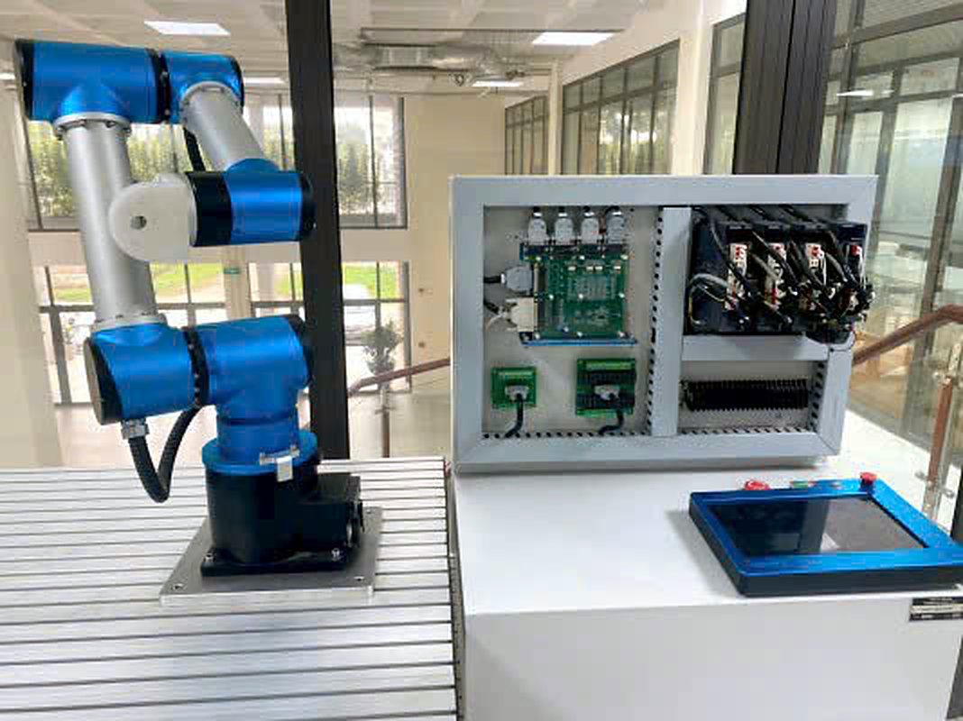R3T industrial robot training station with control cabinet and teach pendant