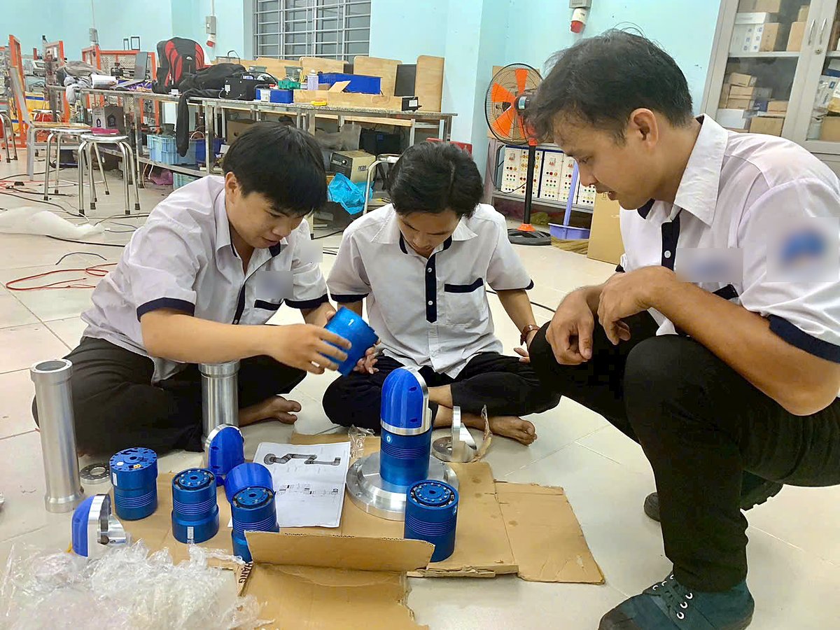 Students assembling a robot arm from VJ joints
