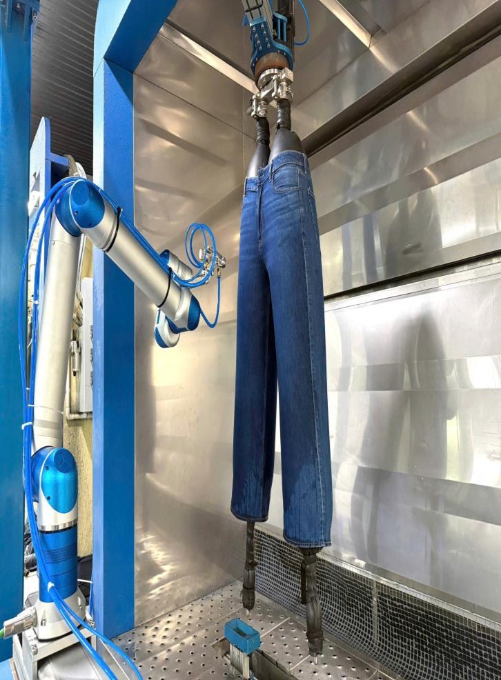 Cobot VietCobot phun PP lên quần jeans trong buồng phun