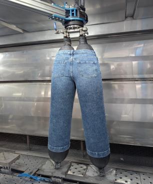 Treo quần jeans lên đồ gá
